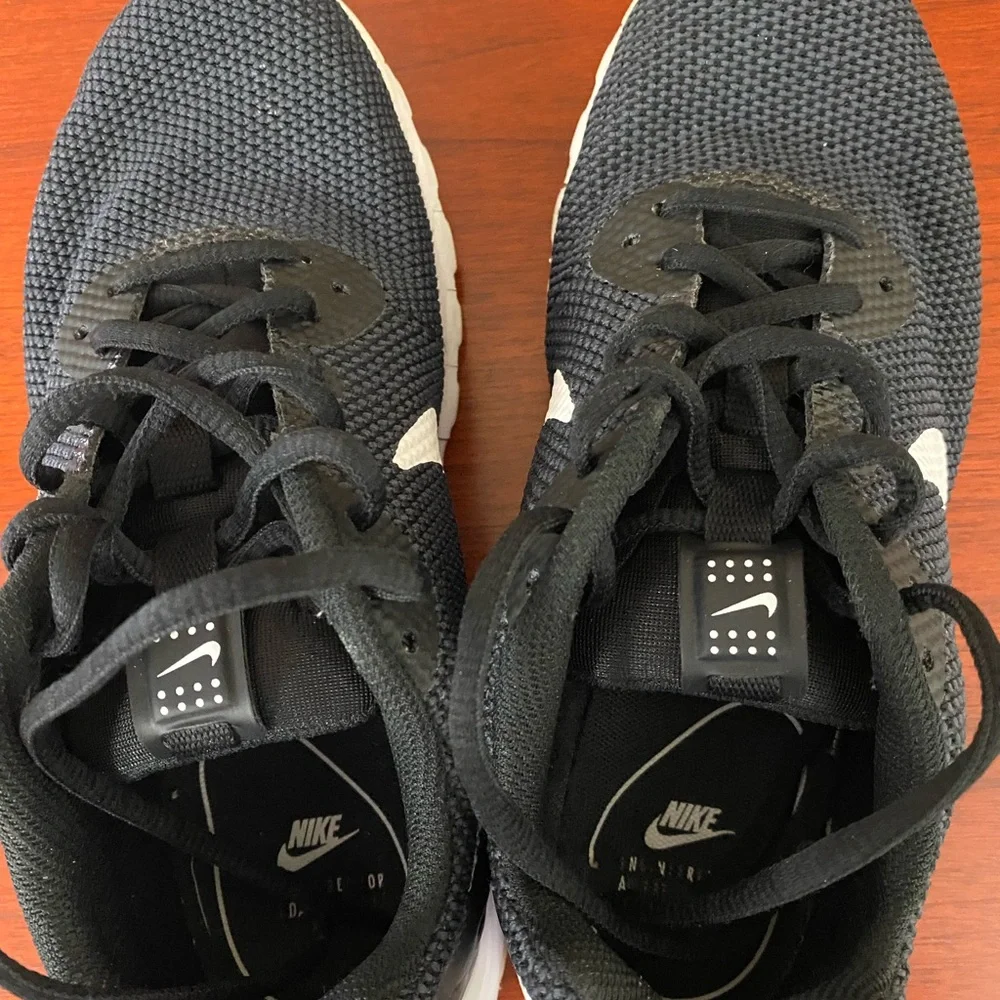 Nike Air Max black women’s size 7